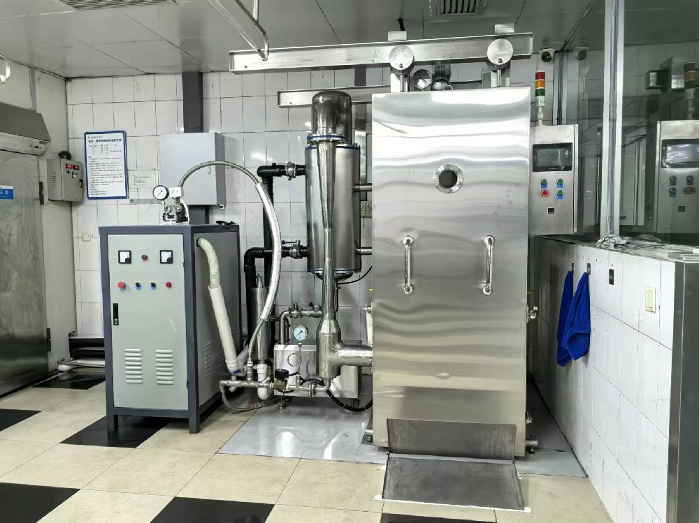 國內知名航空公司旗下航聯(lián)食品企業(yè)定制型，處理量200公斤熟食真空預冷機安裝調試完成并交付使用，由于該系統(tǒng)采用我司最先進的蒸汽式三級降溫技術，客戶將剛出鍋98度高溫的米飯、炒菜，送入真空箱體，溫度設置到常溫20度僅需要短短的幾分鐘就完成，食品的營養(yǎng)成份、口感、色澤沒有發(fā)現(xiàn)任何改變，比他們車間現(xiàn)有的進口同類型設備快2倍，而且效果更好。客戶對該設備的效果十分滿意！說我們的真空技術在世界范圍內已經達到了很高的水平，感謝客戶對我們的信任與認可！